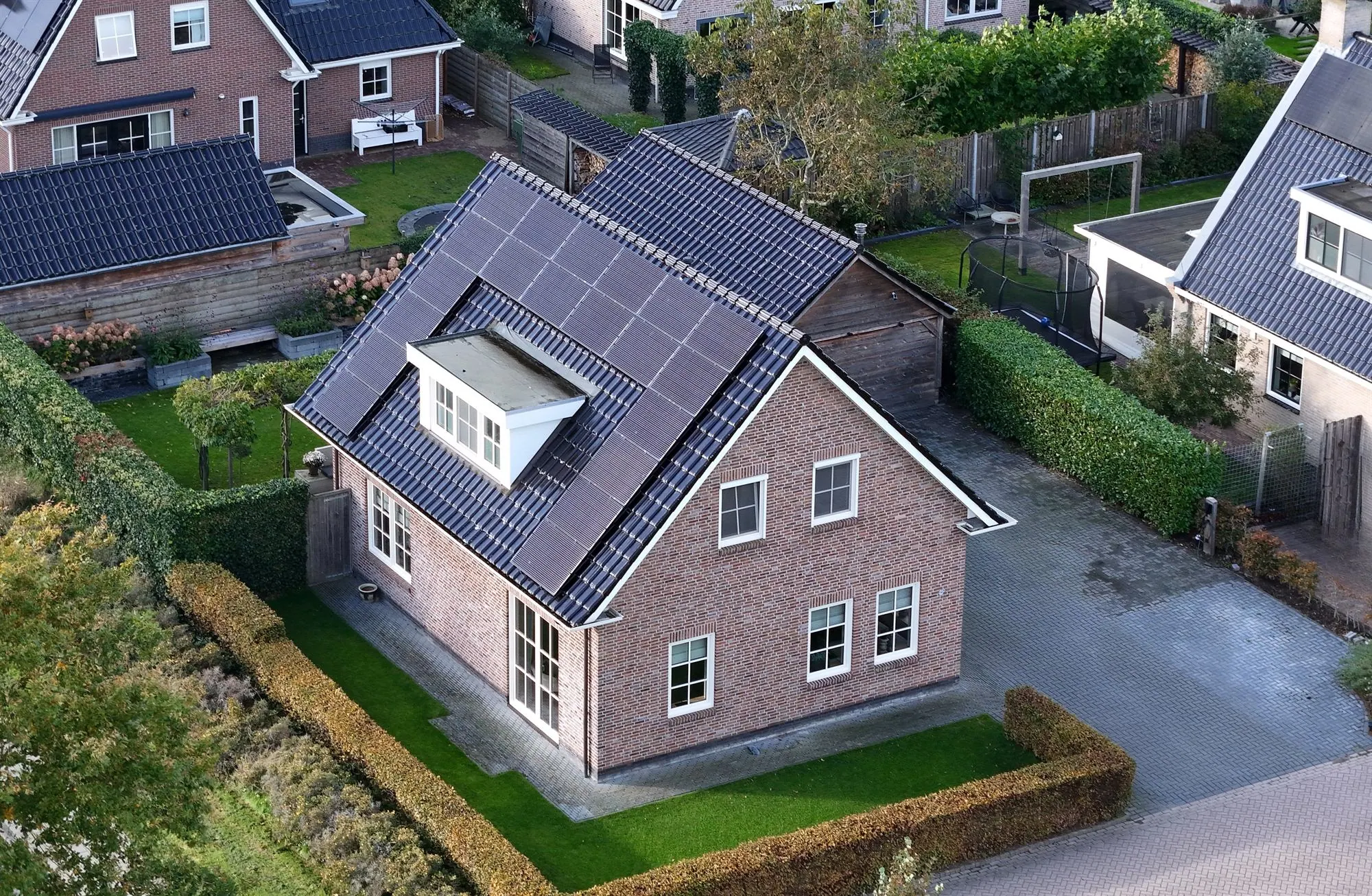Luchtfoto van de vrijstaande woning aan De Swannepôle 14 in Sumar