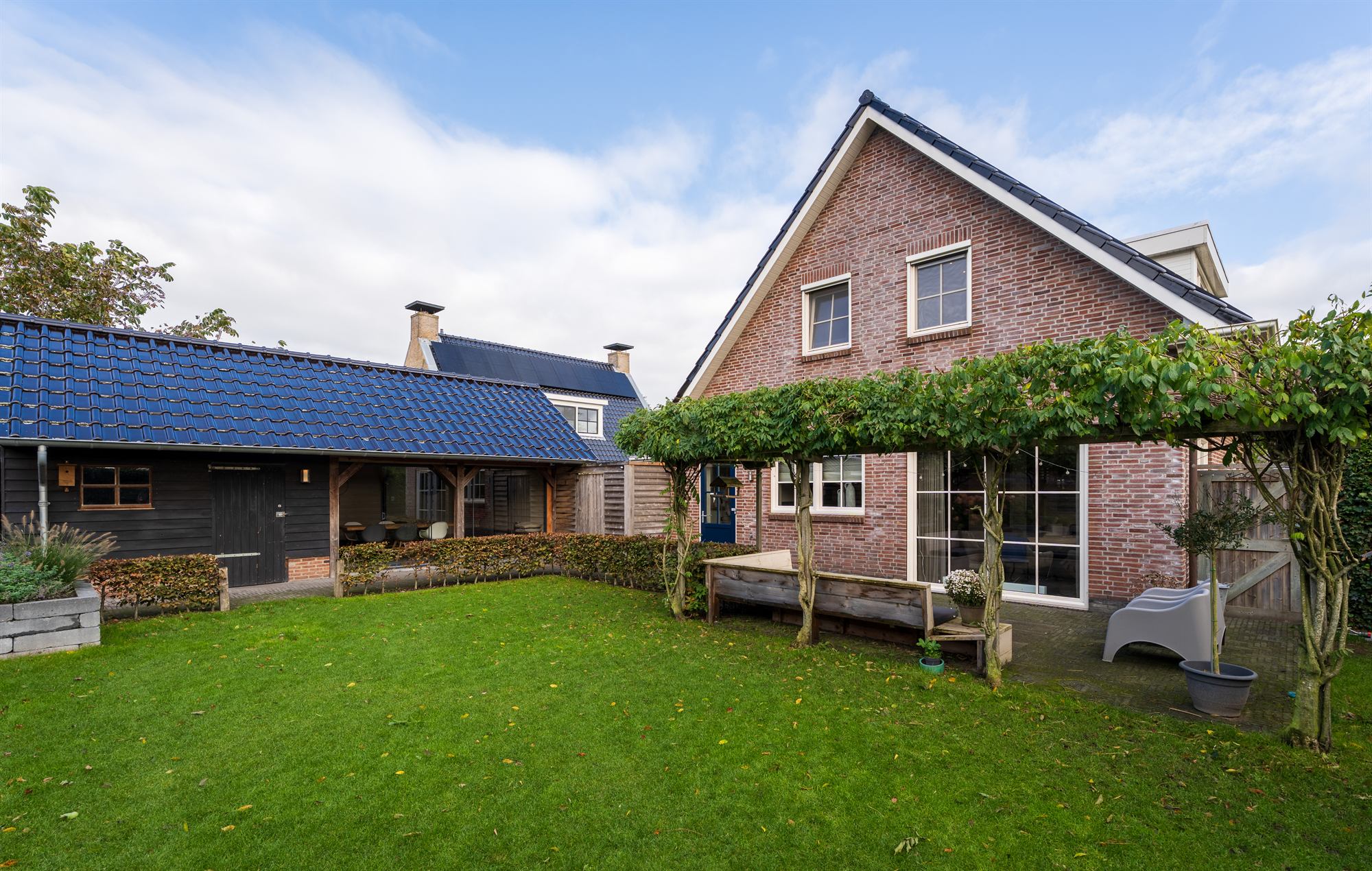 Achterzijde van de woning met tuin