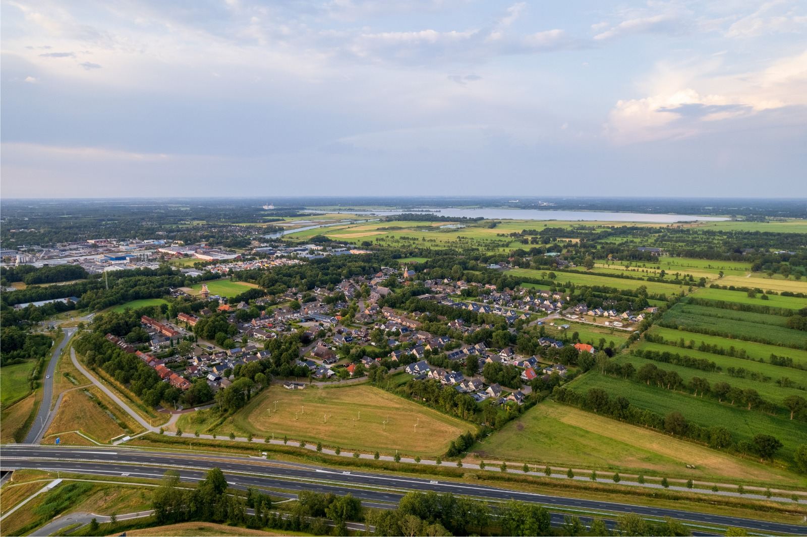 Luchtfoto van Sumar met op de achtergrond het Burgumer Mar