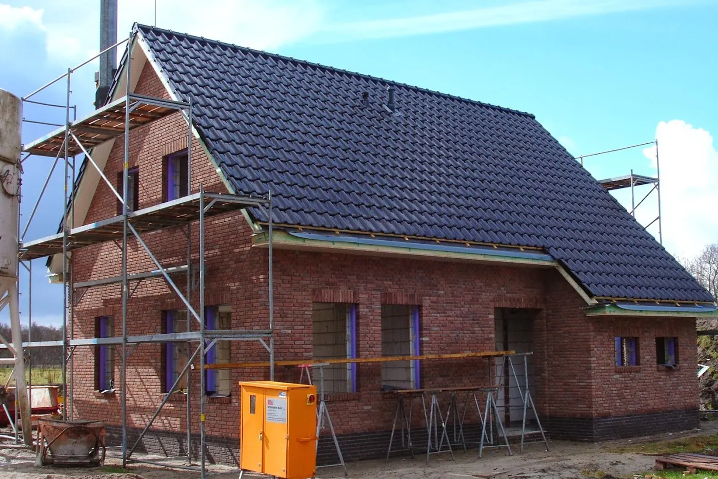 Voorjaar 2010: de woning in aanbouw, met steigers